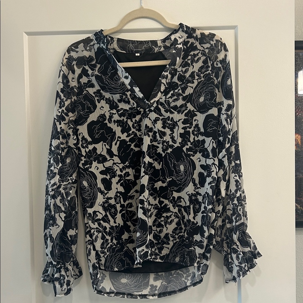 Black & White Floral V-Neck Long-Sleeve Blouse